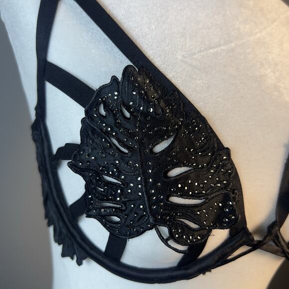 Victoria's Secret Very Sexy Demi Bra Black Satin Leaf Embroidered 36C NWT - Picture 3 of 6